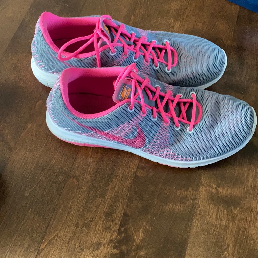 NIKE SIZE 7